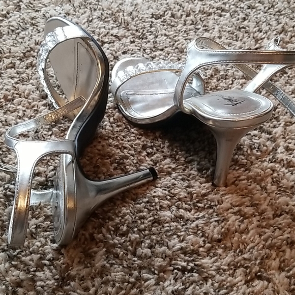 Beautiful Silver Bling Heels NWOT - Picture 3 of 4